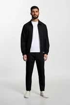 Zwarte stretch heren tech set met moderne pasvorm en minimalistische uitstraling van Mokum Alef