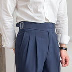Heren pantalon met plooi en verstelbare gesp in de taille met moderne pasvorm van Mokum Alef